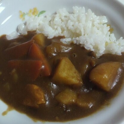 さつまいも初めて入れました！いつものカレーに入れたのでじゃがいもとさつまいも入り～！美味しかったです♪